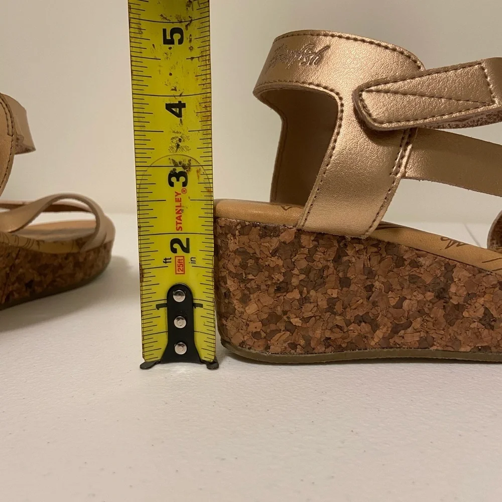 NWOT | Blowfish‎ kids malibu girl’s wedge metallic strap sandals — size 4
